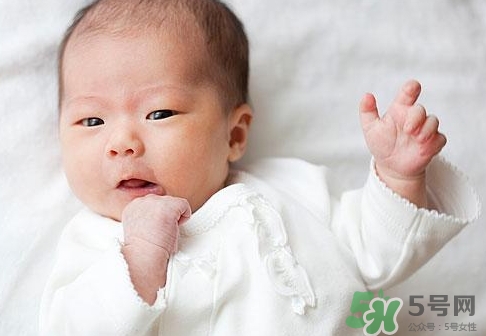 新生兒手指甲根部發(fā)黑是怎么回事?是什么原因? 新生兒手指甲根部發(fā)黑是怎么回事?是什么原因?