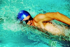 腰間盤突出可以游泳嗎？游泳能治療腰間盤突出嗎？