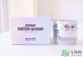 長(zhǎng)痘痘可以用素顏霜嗎？素顏霜適合痘痘肌嗎？