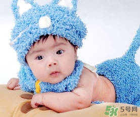 新生兒多久洗一次澡？新生兒洗澡溫度多少度合適？