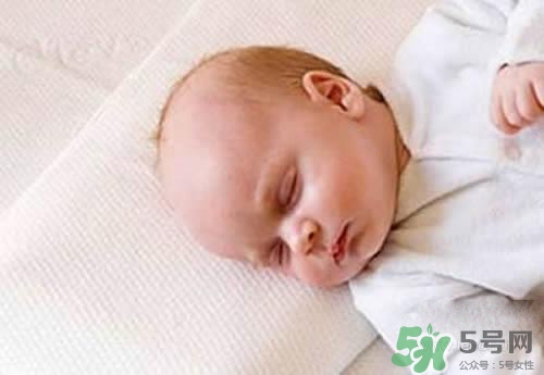 新生兒多久可以睡枕頭？新生兒睡多高的枕頭？