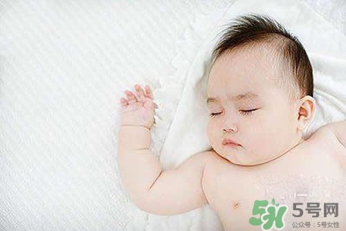 新生兒多久可以睡枕頭？新生兒睡多高的枕頭？