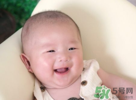 新生兒多少天會笑?新生兒多久會笑出聲? 新生兒多少天會笑?新生兒多久會笑出聲?