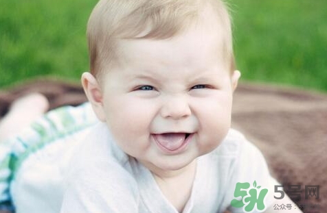 新生兒多少天會笑?新生兒多久會笑出聲? 新生兒多少天會笑?新生兒多久會笑出聲?