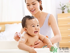 新生兒多少天可以洗澡?新生兒什么時(shí)候可以洗澡? 新生兒多少天可以洗澡?新生兒什么時(shí)候可以洗澡?