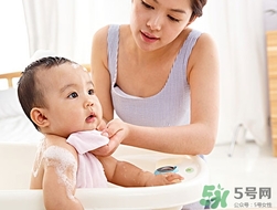 新生兒多少天可以洗澡?新生兒什么時(shí)候可以洗澡? 新生兒多少天可以洗澡?新生兒什么時(shí)候可以洗澡?