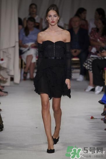 年會(huì)穿什么鞋子？公司年會(huì)女生鞋子搭配