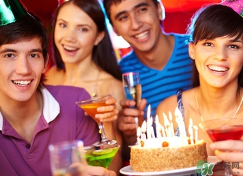 參加別人生日可以穿紅色的衣服嗎？參加生日穿什么衣服？