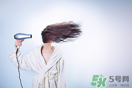 剛洗完頭就有頭皮屑是怎么了?剛洗完頭就有頭皮屑怎么辦 剛洗完頭就有頭皮屑是怎么了?剛洗完頭就有頭皮屑怎么辦