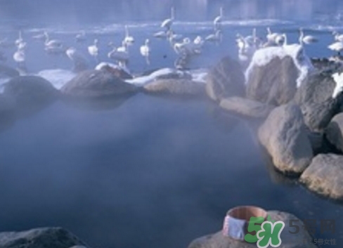 泡溫泉后要洗澡嗎？泡完溫泉后多久可以洗澡？