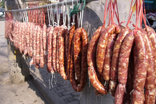 炒臘腸用先蒸熟嗎？臘腸不蒸直接炒行嗎？