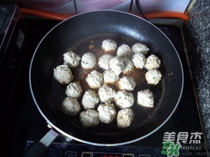 肉丸子可以用面粉嗎？肉丸子用什么粉？