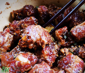 腌排骨要多長(zhǎng)時(shí)間？腌排骨要放多長(zhǎng)時(shí)間？