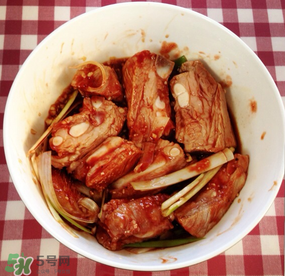 腌排骨要多長(zhǎng)時(shí)間？腌排骨要放多長(zhǎng)時(shí)間？