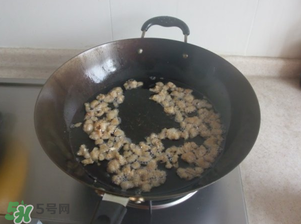 熬豬油為什么要加水？熬豬油水放多了怎么辦？