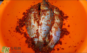 腌魚可以放白酒嗎？腌魚可以放料酒嗎？