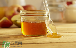 流鼻血可以喝蜂蜜水嗎?流鼻血喝什么好 流鼻血可以喝蜂蜜水嗎?流鼻血喝什么好