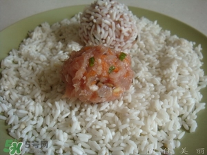 一斤糯米可以做多少個(gè)糯米丸子？一斤糯米可以做多少糯米圓子？