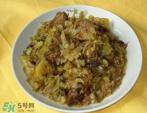 酸菜臭了還能吃嗎？酸菜臭了對身體有害嗎？