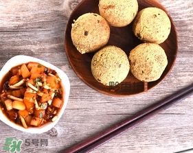 豆腐丸子要用面粉嗎？做豆腐丸子是用面粉還是淀粉？