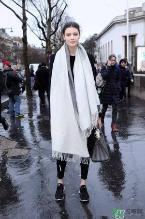 2017年圍巾流行怎么搭？2017年圍巾流行趨勢(shì)