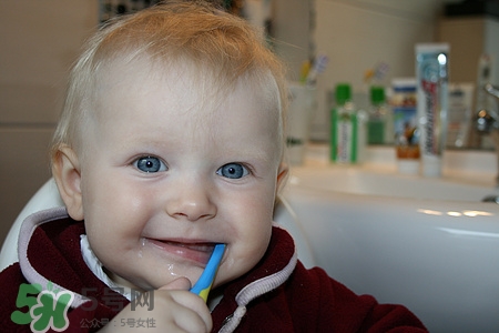 換牙期間可以刷牙嗎?期間怎么刷牙呢 換牙期間可以刷牙嗎?期間怎么刷牙呢