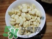 臘八蒜要放鹽嗎？臘八蒜要放多少鹽比例是多少？