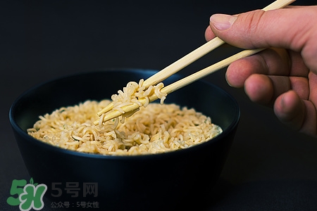 早上可以吃泡面嗎?早上吃泡面會(huì)胖嗎 早上可以吃泡面嗎?早上吃泡面會(huì)胖嗎