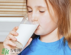 全脂牛奶和脫脂牛奶的區(qū)別,全脂牛奶和脫脂牛奶哪個(gè)好 全脂牛奶和脫脂牛奶的區(qū)別,全脂牛奶和脫脂牛奶哪個(gè)好