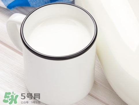 全脂牛奶和脫脂牛奶的區(qū)別,全脂牛奶和脫脂牛奶哪個(gè)好 全脂牛奶和脫脂牛奶的區(qū)別,全脂牛奶和脫脂牛奶哪個(gè)好