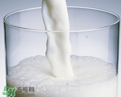 全脂牛奶和脫脂牛奶的區(qū)別,全脂牛奶和脫脂牛奶哪個(gè)好 全脂牛奶和脫脂牛奶的區(qū)別,全脂牛奶和脫脂牛奶哪個(gè)好