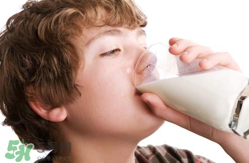 脫脂牛奶可以補鈣嗎?喝脫脂牛奶能補鈣嗎? 脫脂牛奶可以補鈣嗎?喝脫脂牛奶能補鈣嗎?