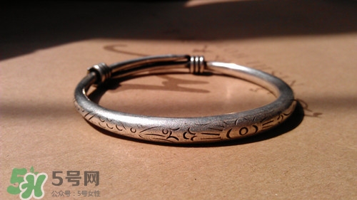 寶寶帶銀手鐲有什么好處?寶寶多大可戴銀手鐲 寶寶帶銀手鐲有什么好處?寶寶多大可戴銀手鐲