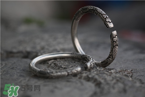 寶寶帶銀手鐲有什么好處?寶寶多大可戴銀手鐲 寶寶帶銀手鐲有什么好處?寶寶多大可戴銀手鐲