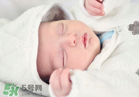 新生兒頭睡偏了怎么辦?新生兒頭睡偏了怎么矯正? 新生兒頭睡偏了怎么辦?新生兒頭睡偏了怎么矯正?