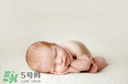 新生兒頭睡偏了怎么辦?新生兒頭睡偏了怎么矯正? 新生兒頭睡偏了怎么辦?新生兒頭睡偏了怎么矯正?