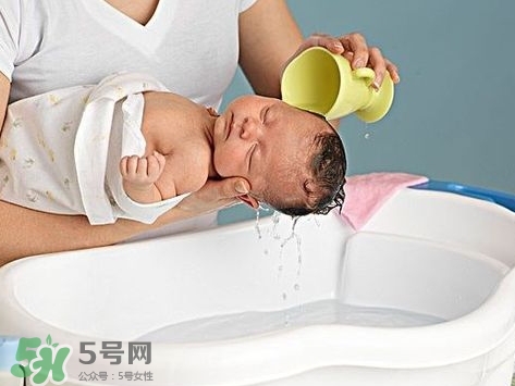 新生兒頭發(fā)稀少是什么原因?新生兒頭發(fā)稀少怎么辦? 新生兒頭發(fā)稀少是什么原因?新生兒頭發(fā)稀少怎么辦?