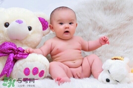 新生兒頭發(fā)油油的是怎么回事?新生兒頭發(fā)很油怎么辦?