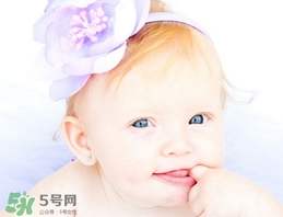 新生兒頭發(fā)上白白的絮狀物是怎么回事? 新生兒頭發(fā)上白白的絮狀物是怎么回事?