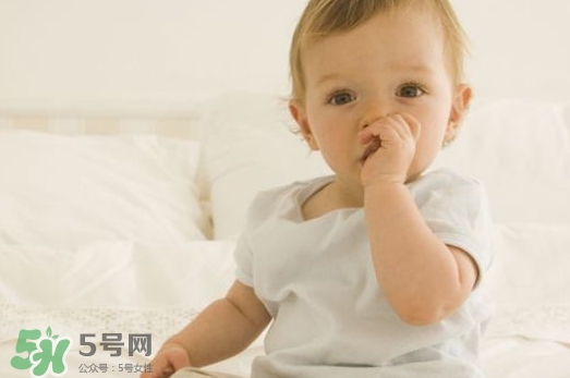 新生兒脖子有白斑是怎么回事?怎么辦? 新生兒脖子有白斑是怎么回事?怎么辦?