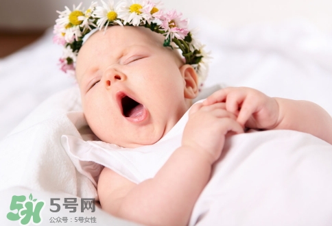 新生兒脖子有白斑是怎么回事?怎么辦? 新生兒脖子有白斑是怎么回事?怎么辦?