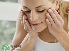 鹽水洗臉對(duì)皮膚有傷害嗎?鹽水洗臉的功效與作用 鹽水洗臉對(duì)皮膚有傷害嗎?鹽水洗臉的功效與作用