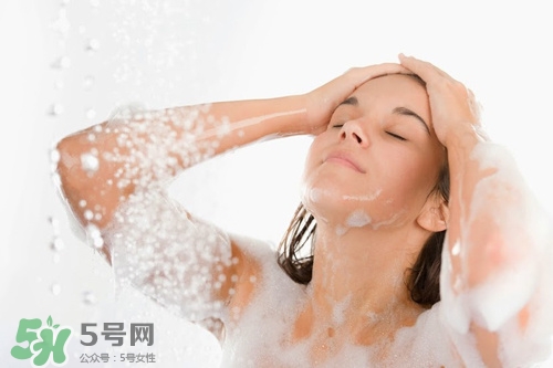 鹽水洗臉對(duì)皮膚有傷害嗎?鹽水洗臉的功效與作用 鹽水洗臉對(duì)皮膚有傷害嗎?鹽水洗臉的功效與作用