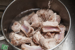 腌排骨要洗嗎？排骨腌完要洗嗎？