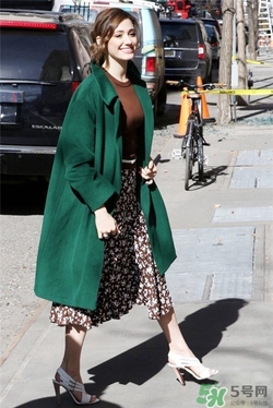 草綠色大衣怎么搭配？草綠色大衣穿衣搭配