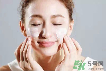 卸妝膏和卸妝水哪個(gè)好？卸妝膏和卸妝水的區(qū)別