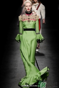 草綠色大衣怎么搭配？草綠色大衣穿衣搭配