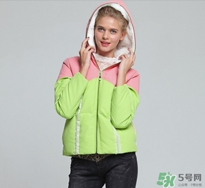 草綠色大衣怎么搭配？草綠色大衣穿衣搭配