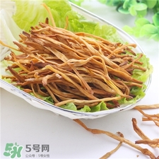 干黃花菜要焯水嗎?黃花菜干不焯水可以吃嗎? 干黃花菜要焯水嗎?黃花菜干不焯水可以吃嗎?