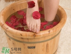 熱水泡腳多少度最好?熱水泡腳多少度合適? 熱水泡腳多少度最好?熱水泡腳多少度合適?